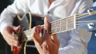 人手弹吉他.. 吉他手触摸吉他弦。 近距离射击。